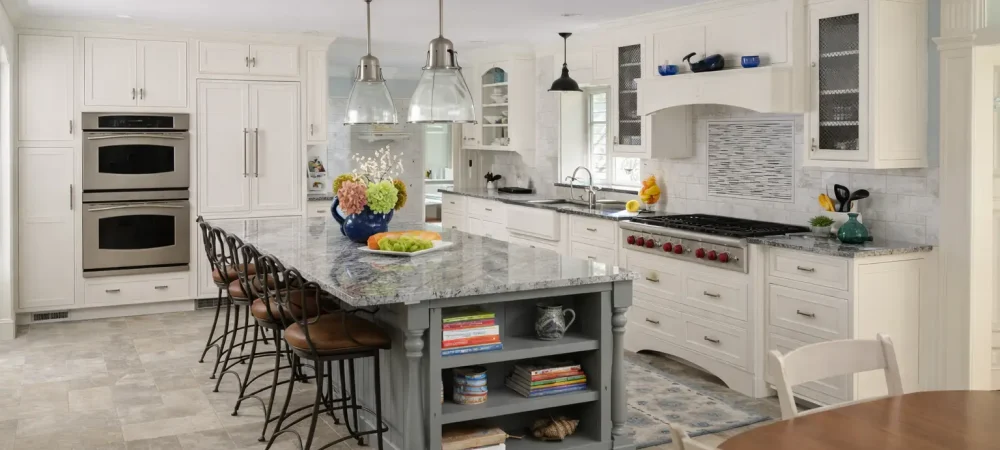 Starmark - Spacious classic kitchen with island